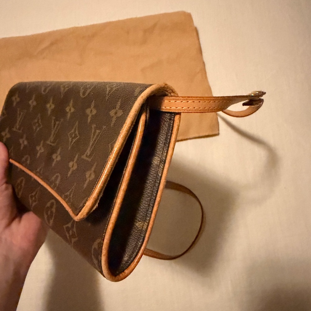 Louis Vuitton Brown Monogram Crossbody Wallet - Picture 6 of 16